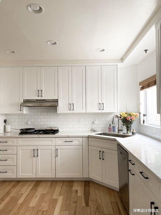 |厨房墙角空着不管，才不是我风格，改成小型储物间，1㎡当2㎡用