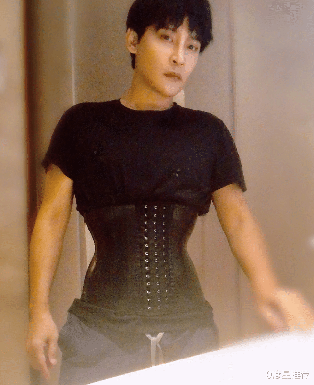 陈志朋|陈志朋减肥后重回颜值巅峰！梳起中分如“整容”，太像张国荣了