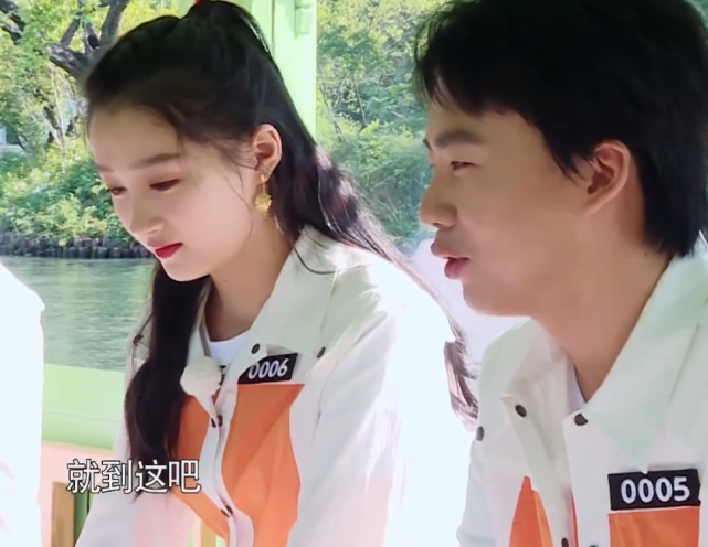 关晓彤▲关晓彤问郭麒麟年龄，得知比她大一岁还不信，大林子的救场真优秀