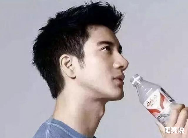 吴京|嫌王力宏年纪大，娃哈哈宣布新代言人！网友：不认识不喝