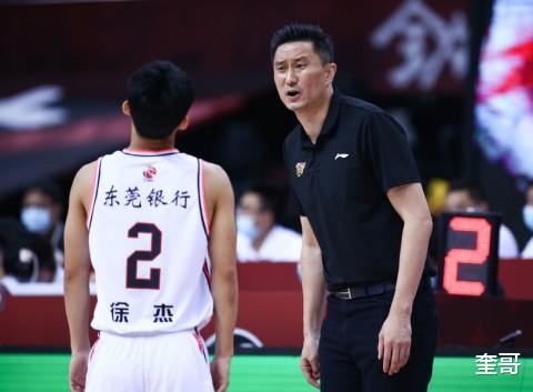 徐杰|最擅长造进攻犯规的人,被徐杰玩了一次,杜锋笑得像中了大奖一样