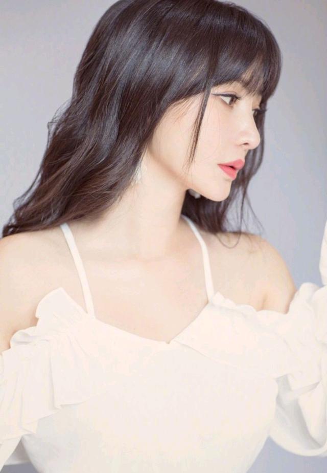 发型▲景甜不愧是“人间富贵花”，穿吊带礼服挡不住凹凸感，40岁太丰满