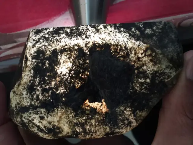 翡翠|小伙淘了一块看似普通的翡翠原石，实际皮壳发紧密坚硬，一刀下去价值翻倍！