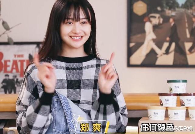 郑爽：化妆师给郑爽化妆，她却不老实待着，看清干啥，不愧是我全能女艺人