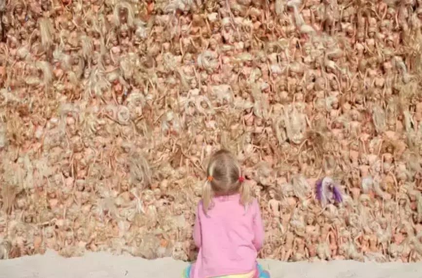 澳大利亚海边一个可以“遮阳墙壁”, 不少人躺下后就拔腿就跑