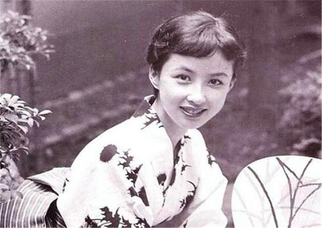 [苏加诺]56岁开国总统访问日本对17岁少女一见倾心，当即宣布：这是我老婆