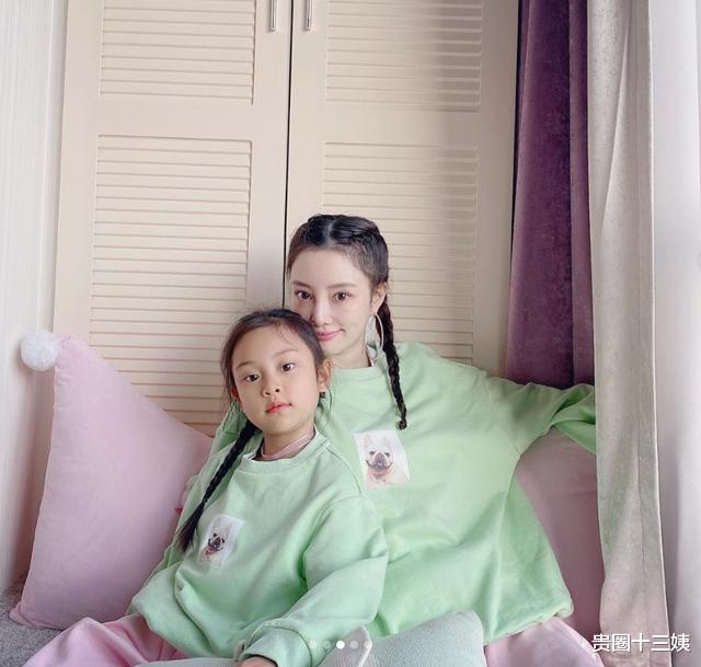 「李小璐」李小璐直播被嘲背叛王宝强，与女主播如黑白双煞，卖货满屏骂声