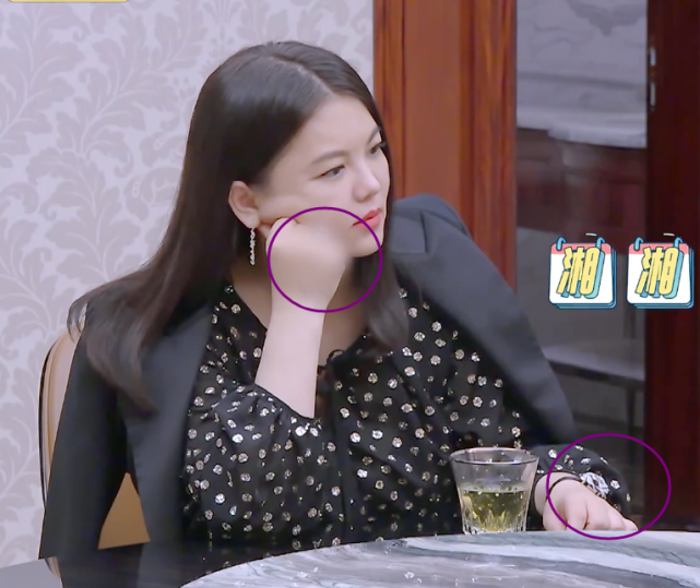李湘|李湘戒指和手表被打码,当她抬手码消失,看清款式,才知富太品味