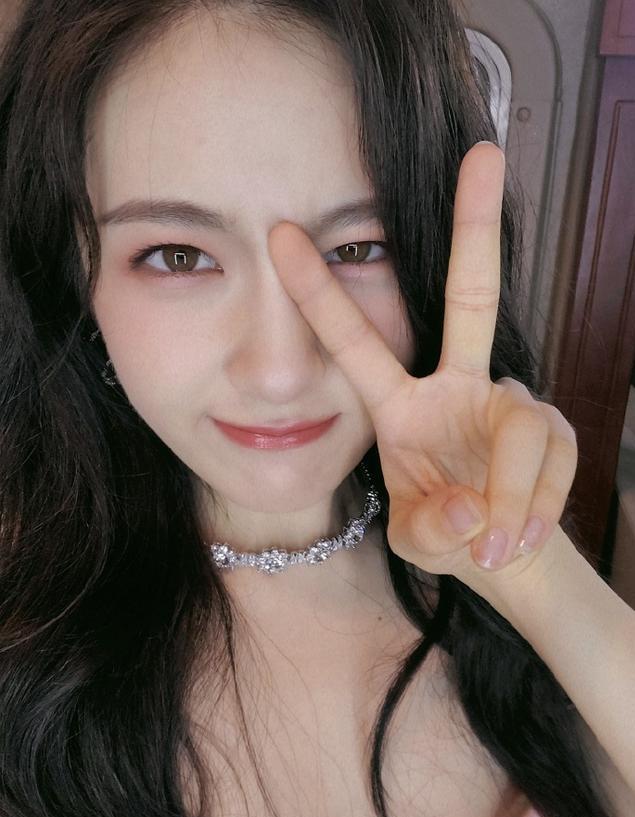 李兰迪|李兰迪开始走“女团”路线？瘦身后美过“初恋”，穿衣偏爱清新范