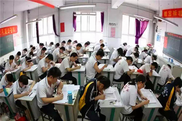 作文：用甲骨文写作文，作文六分被名校录取，却把教授气的辞职