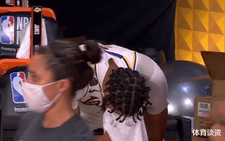 |湖人夺冠：浓眉激动流泪，第一时间祝福詹姆斯拿FMVP，两人拥抱致敬
