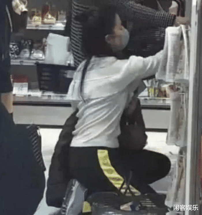 「刘亦菲」路人偶遇刘亦菲，蹲在超市货架前选东西，网友：这蹲姿我学不来