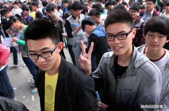 清华大学|高考学霸731分考上清华，看了她的抽屉，网友落泪：不成功就怪了