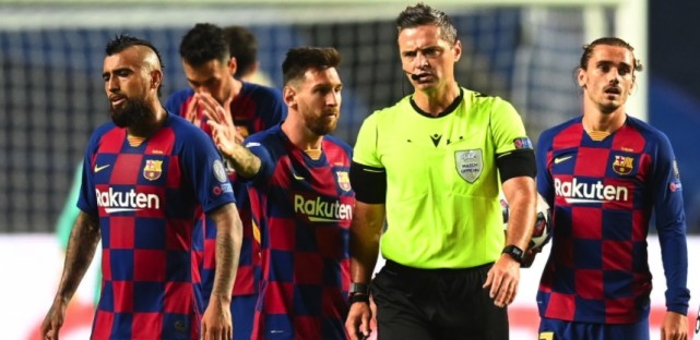 巴塞罗那|巴萨球迷怒火升级!基地外拉横幅:滚蛋雇佣军!你们是队史121年的耻辱