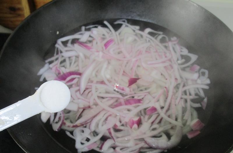 「洋葱」洋葱跟这菜是绝配，焖一焖就好，清除体内垃圾，好吃不长肉