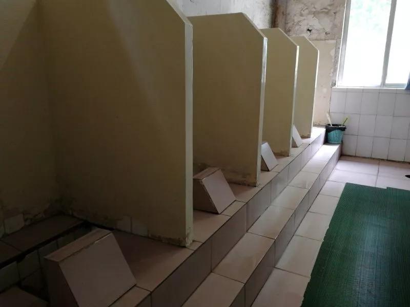 「宿舍」这就是全国的最差大学宿舍吗？糟了，是心肌梗塞的感觉！