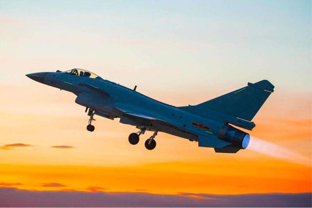 歼-10：只生产50架就停产，性能先进的J10B为何被抛弃？新型号战力比肩“台风”