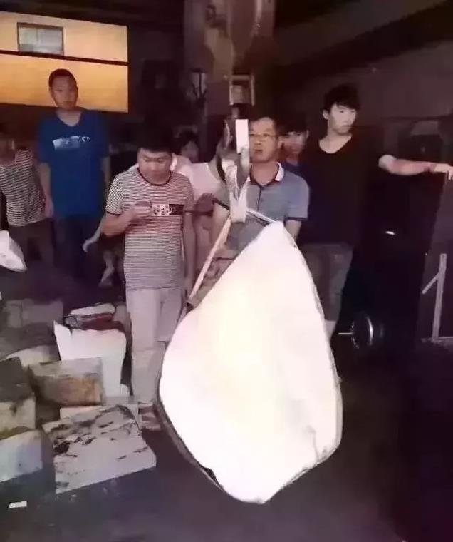 翡翠|翡翠行话一一赌石真的可以“十大九不输”吗？