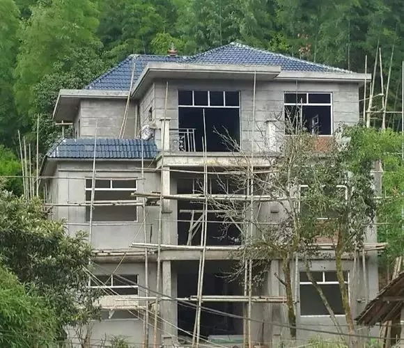 「」实拍丨外地农民工回乡盖自建房，三层主体不到40万全搞定