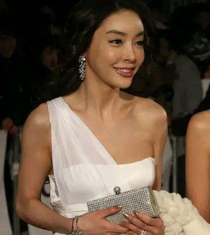 女孩|曝女星“外卖”价目表?私照外泄带价格,一次500万到3500万不等