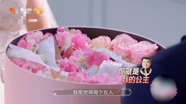 【中国好声音】何雯娜挺孕肚穿婚纱照片首曝光，老公看见后表情耐人寻味，只能说母爱真伟大