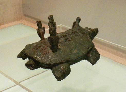 |老人河边钓鱼竟钓到“乌龟”，背上刻满了文字，专家：价值连城