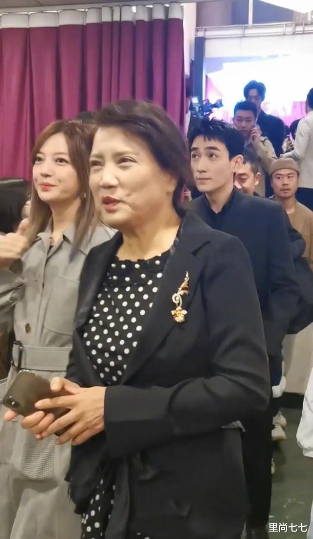 杨幂|北电校庆太排场！赵薇穿得随性周冬雨隆重，张嘉倪壮硕杨幂失水准