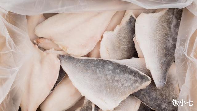 ：解冻鱼的时候，千万别泡水，酒店员工教你一招，跟活鱼一样新鲜