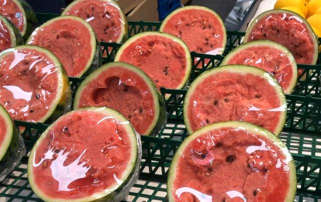 #西瓜#水果摊为啥喜欢把西瓜切一半卖？背后“猫腻”可不小，快告知家人