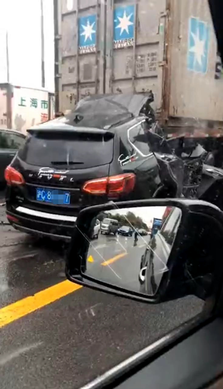 哈弗H6|现场惨烈！上海一辆哈弗H6越野车追尾大货车，司机直接被铲头