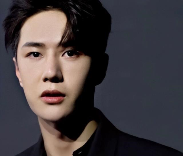 「王一博」王一博连轴转，下戏后赶行程饿肚子拍广告，拍摄完毕吃光剩下道具