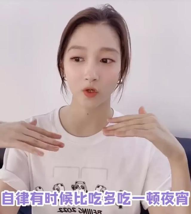 关晓彤|关晓彤减肥越减越胖？生图只有腿能看，网友直接吐槽她离不开美颜