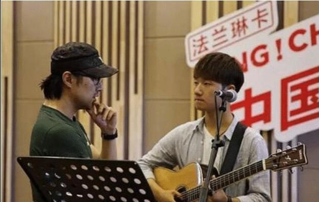 中国好声音|《中国好声音》的冠军，以新人身份再次比赛，第一场就惨遭淘汰