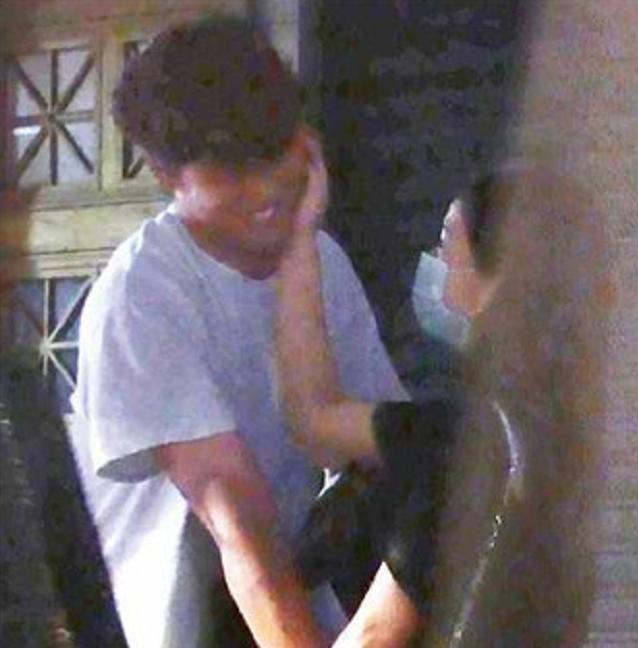 富二代|辣眼睛！28岁男星与富二代女友当街情难自禁，手还伸向女方下面？