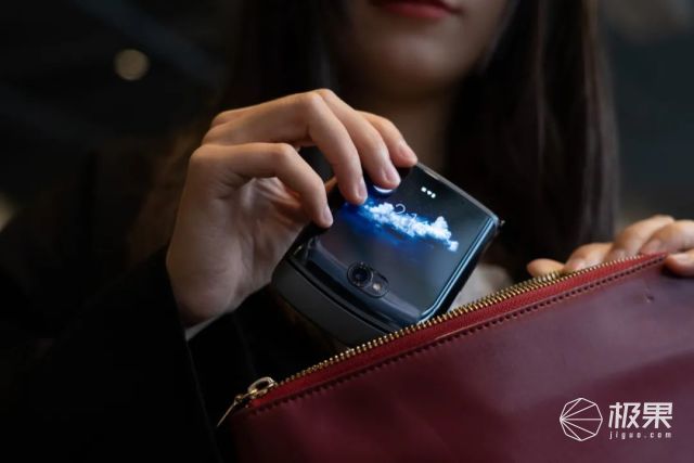 5G|无折痕折叠屏手机来了！摩托罗拉Razr 5G上手体验，真爽