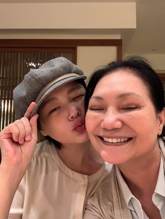 「汪小菲」汪小菲陪岳母过母亲节，大S携俩孩子给婆婆送礼物，小玥儿和弟弟超懂事