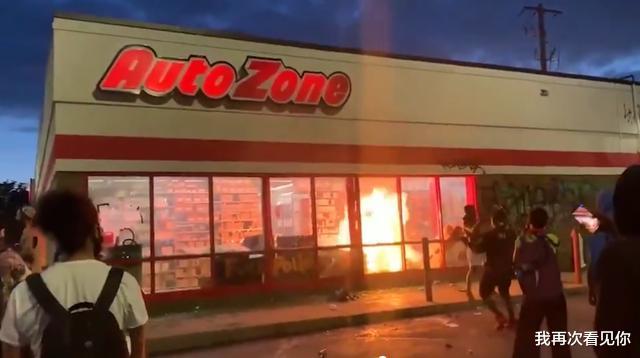 『美国』美国突发大规模暴动!万人洗劫全城 纵火烧楼 市民当街惨死