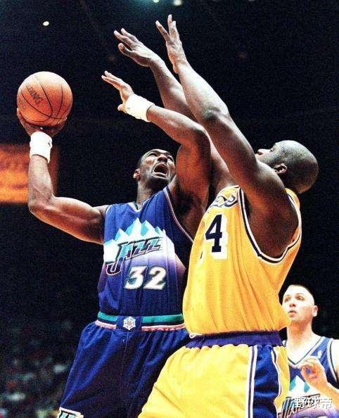 卡尔·马龙▲97马龙多强?首轮打爆大梦,西决30+10横扫湖人,可惜决赛输给了乔丹