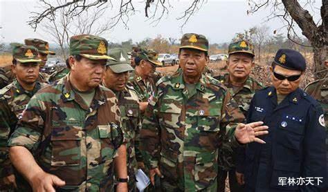 柬埔寨國防部長狄班，上將軍銜，親王爵位，為國傢立下無數功勛-圖5