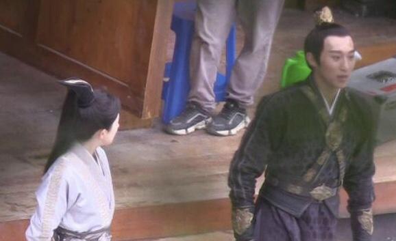 杨幂|脾气大？曝杨幂片场将男演员吐槽到无奈，姿态高昂表情还不屑