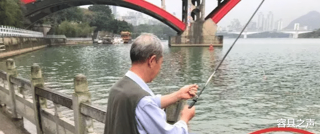 广西|广西一瀑布放水，水流中出现一名男子！