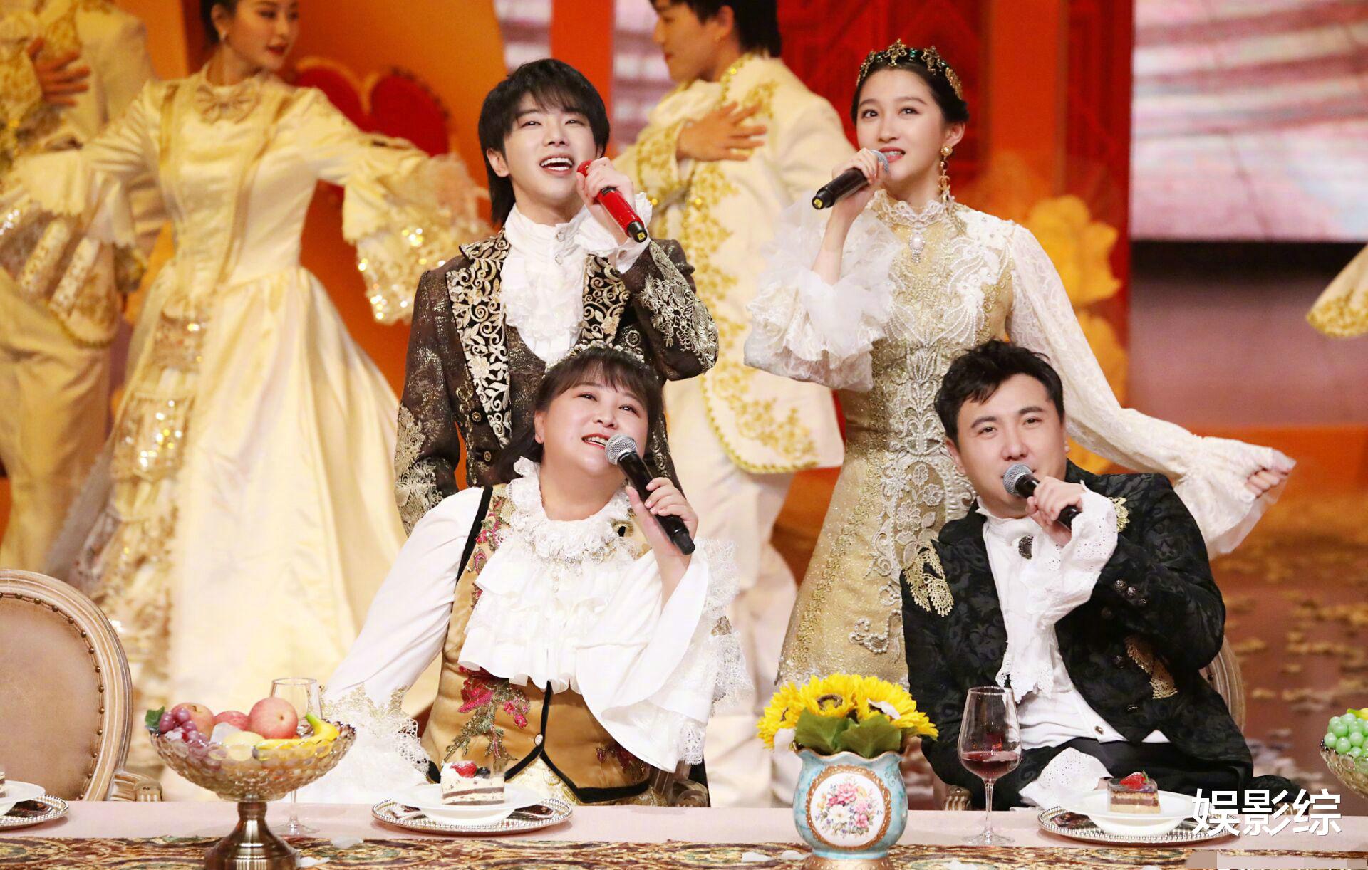 『关晓彤』《王牌》收官，关晓彤手绘王牌家族五人，看到华晨宇：也太像了吧