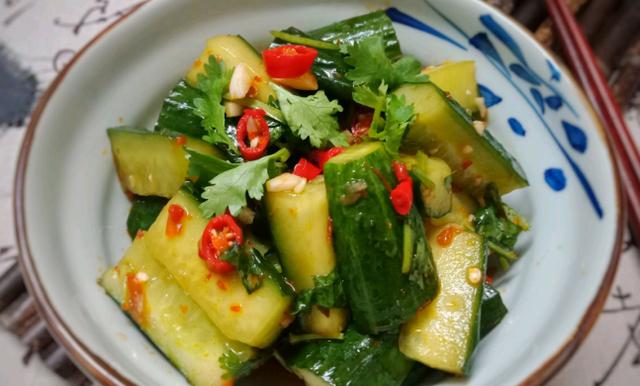 「馒头」凉拌黄瓜有诀窍，学会2点窍门，爽脆可口5分钟入味