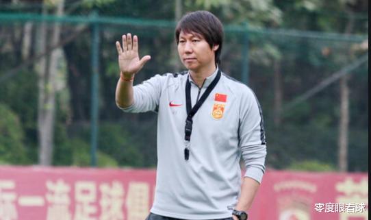 国足|国足迎喜讯！一场1: 1让天才妖星横空出世，李铁找到国足中场新进攻核心