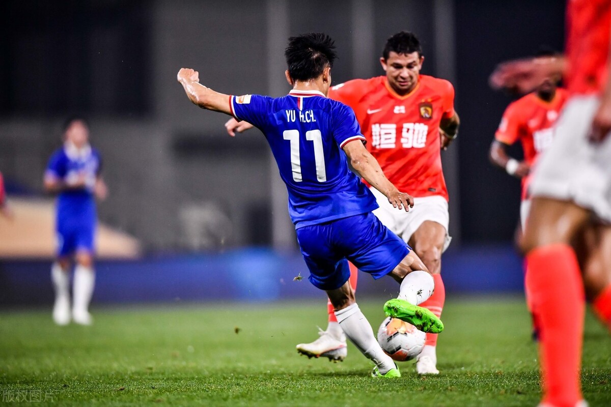 广州恒大|与申花的比赛中，这1幕让人心酸又感动，恒大宁愿卖郜林都要留他