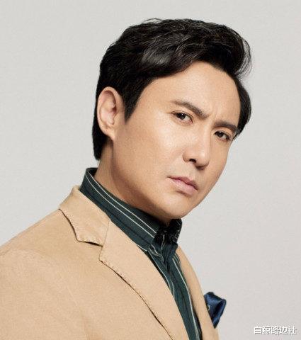 沈腾|沈腾好精力！与嫩女凌晨出入会所疑出轨，离开时检查衣服直奔机场