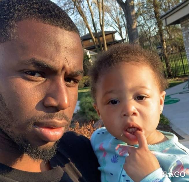 『维金斯』真白啊!25岁维金斯晒家人,父亲和孙女同时出镜,肤色差距太明显