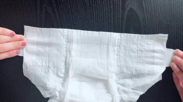 宝宝出现这4种情况，说明纸尿裤小了，不换大号宝宝会很难受