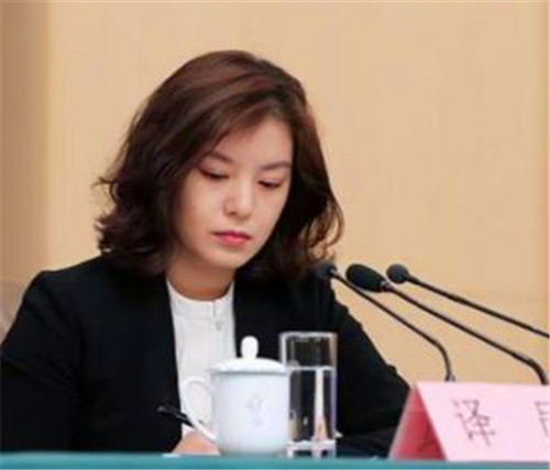 #亲爱的翻译官#她是中国最冷艳的翻译官,不露笑容神似赵薇,生活照反差太大