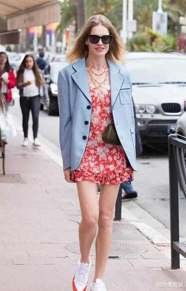 连衣裙|53岁周海媚“扮嫩”成功，穿红色连衣裙配双马尾，少女感无敌了